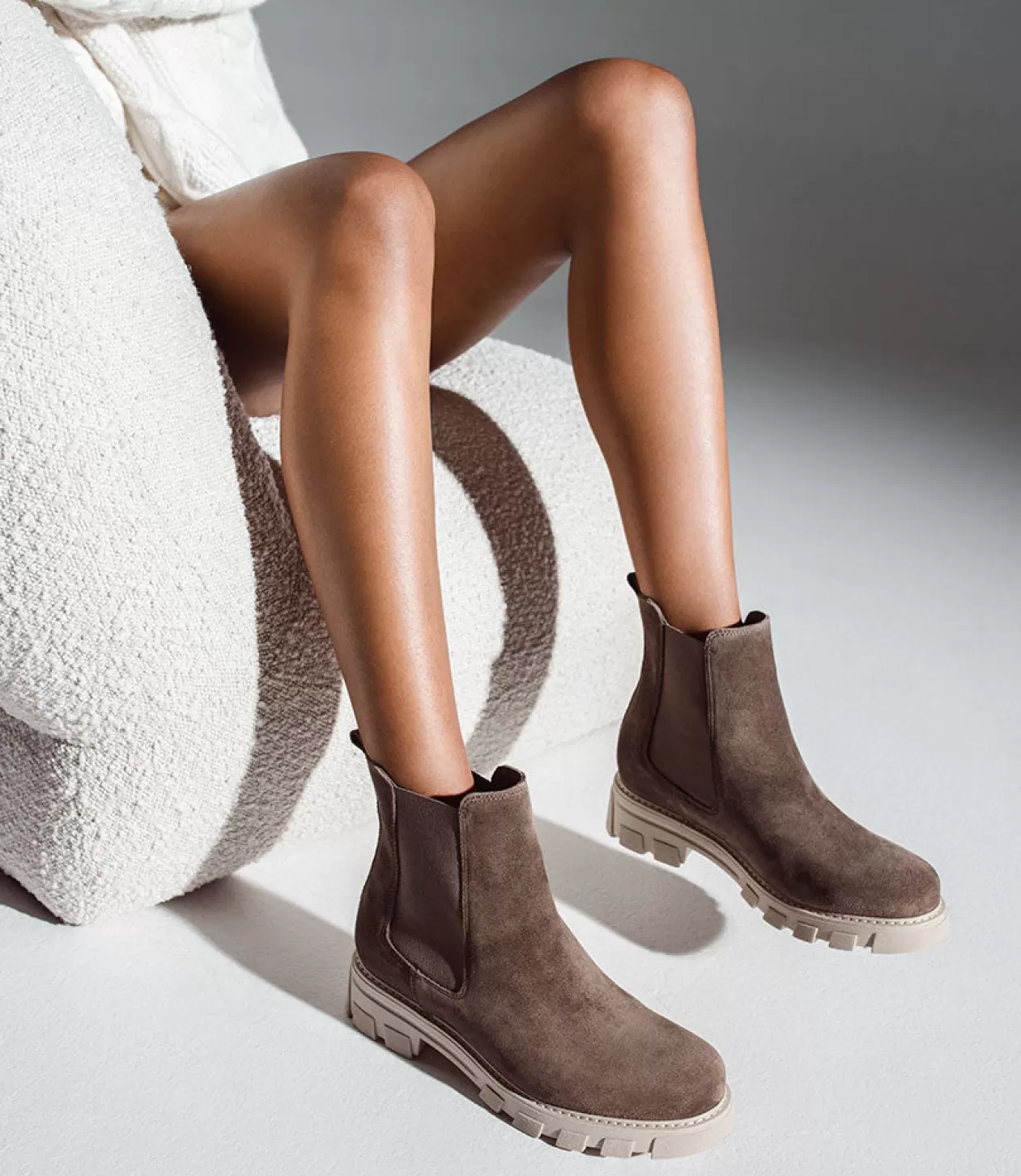 Edward Meller Ankle Boots<Ashley Chelsea Boot On Lug Sole In Stone Suede