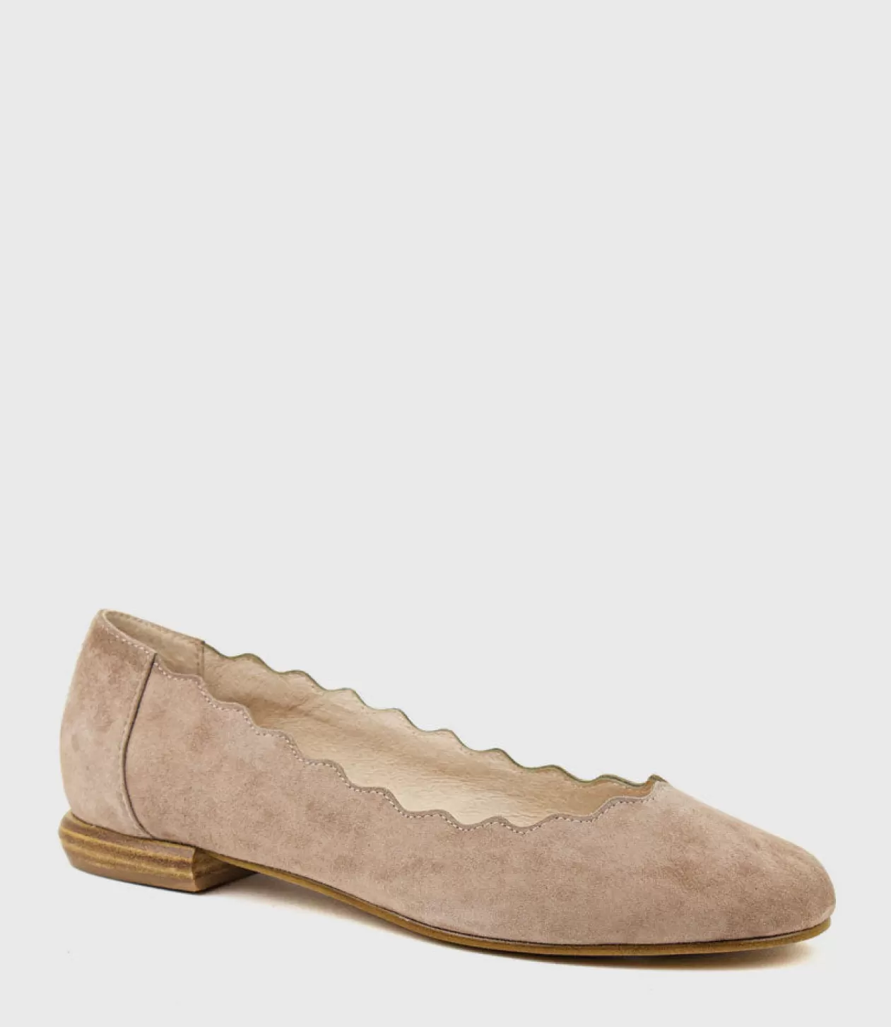 Edward Meller Ballet Flats<Fara Scalloped Ballet Flat In Nude Suede