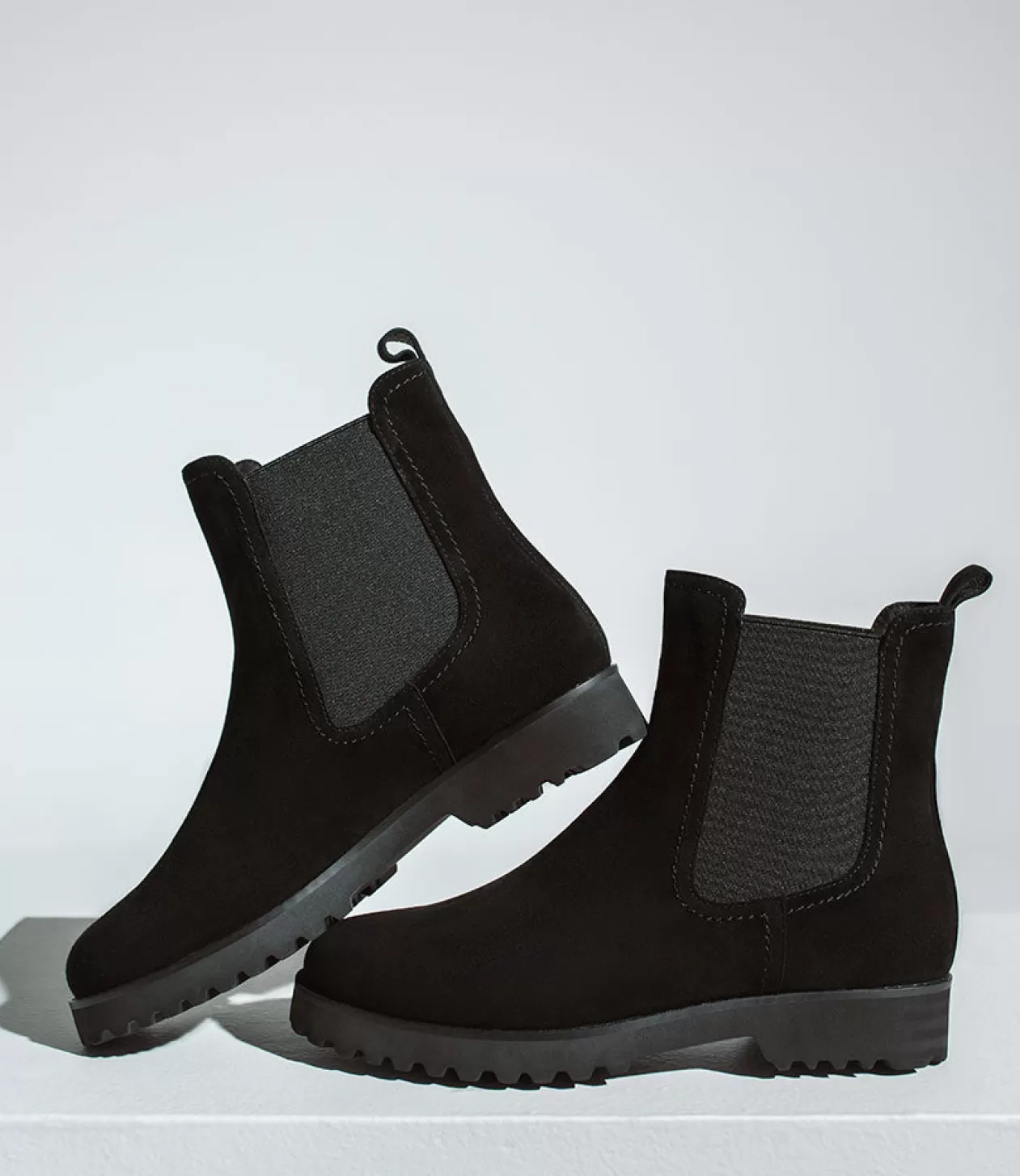 Edward Meller Ankle Boots<Wyatt Chukka Boot On Rubber Sole In Black Suede